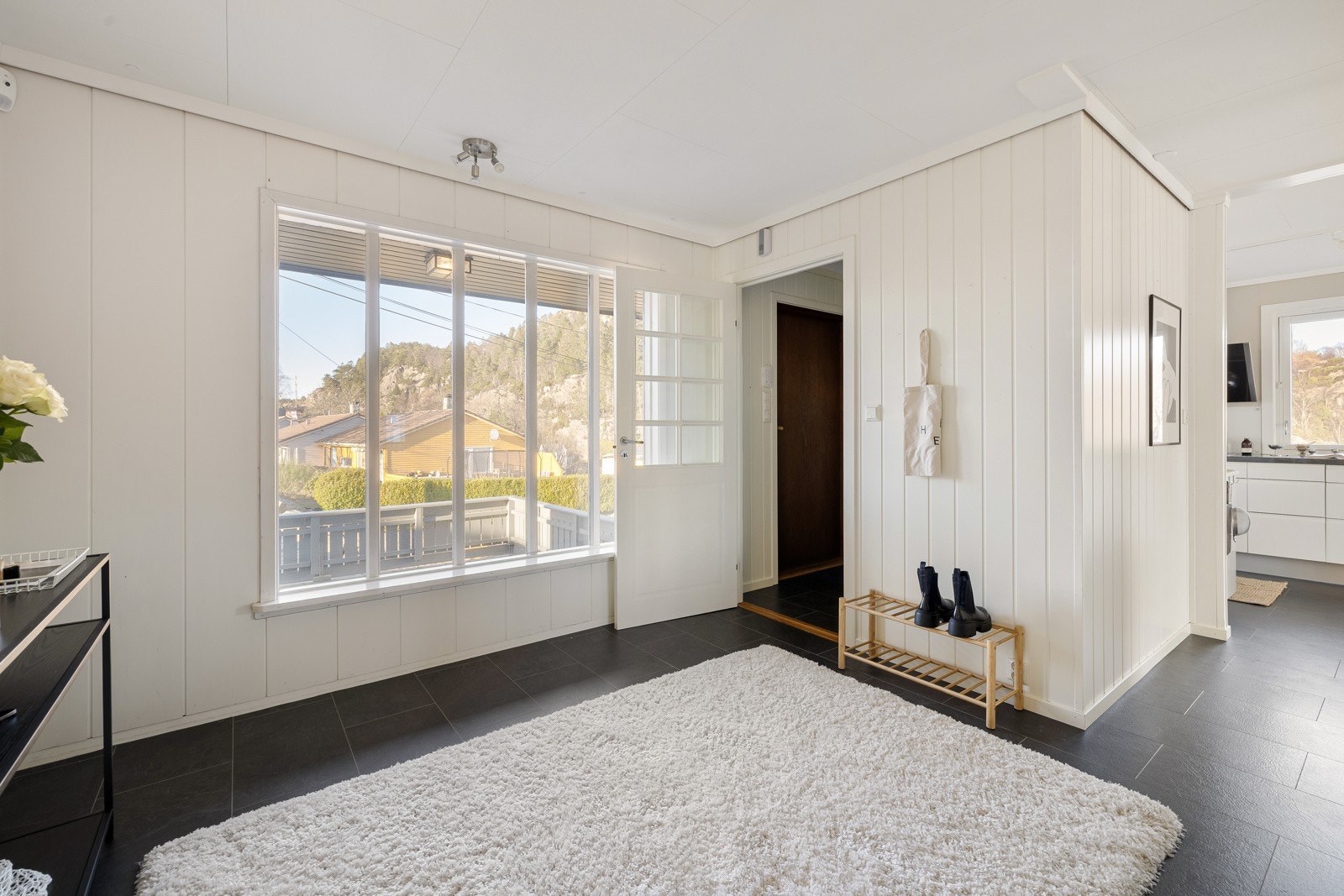 Stor og romslig gang ved entrèen. Galleribilde