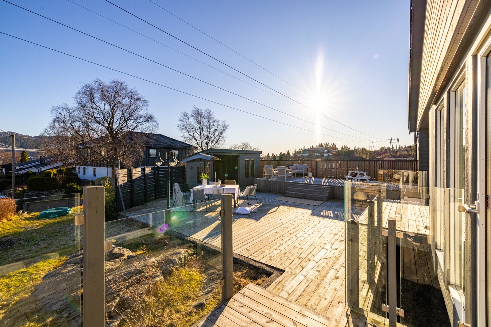 Utgang fra stuen tar rett ut på den store terrassen og hagen. Galleribilde
