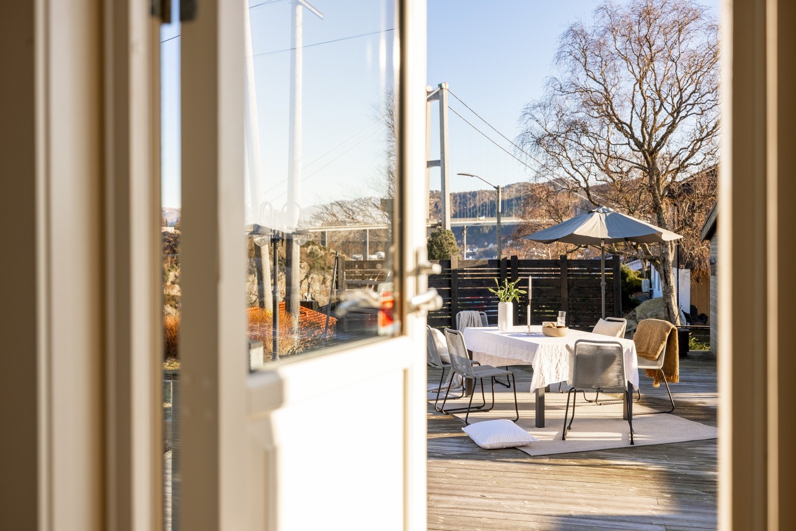 Flott og innholdsrik enebolig over to plan. Boligen er høyt beliggende med gode sol- og utsiktforhold samt store utearealer Galleribilde