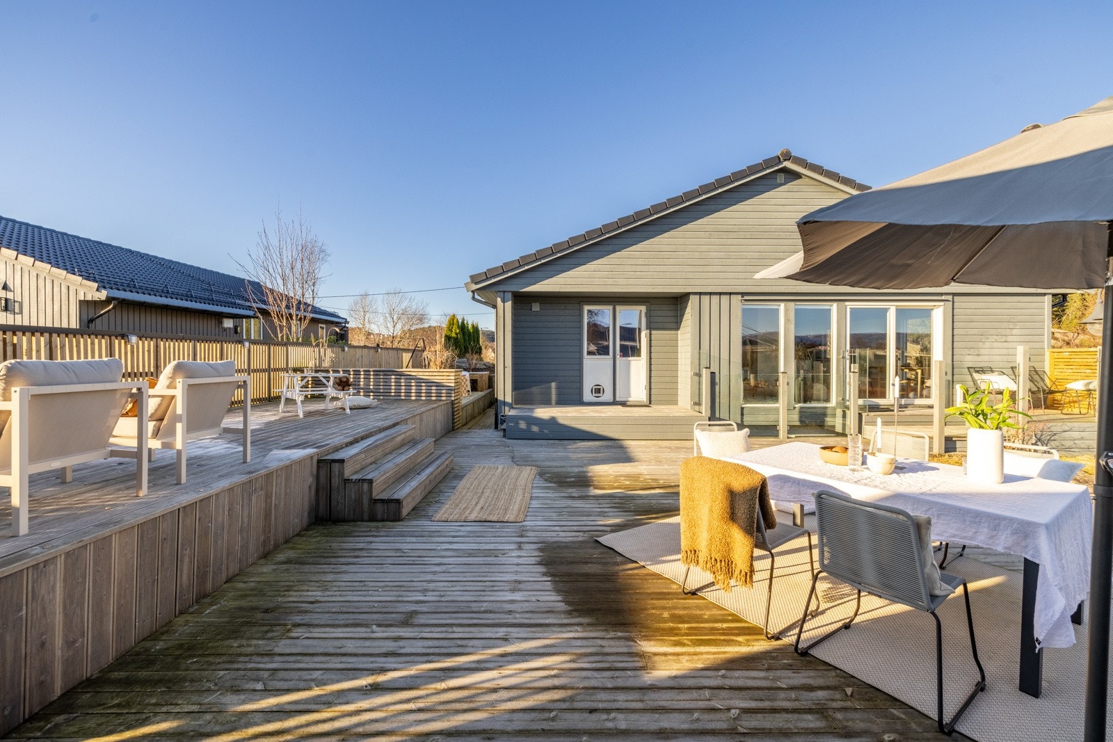 Enorm terrasse, delt inn i forskjellige soner. Her kan du nyte solen fra morgen til kveld med familie og venner. Galleribilde