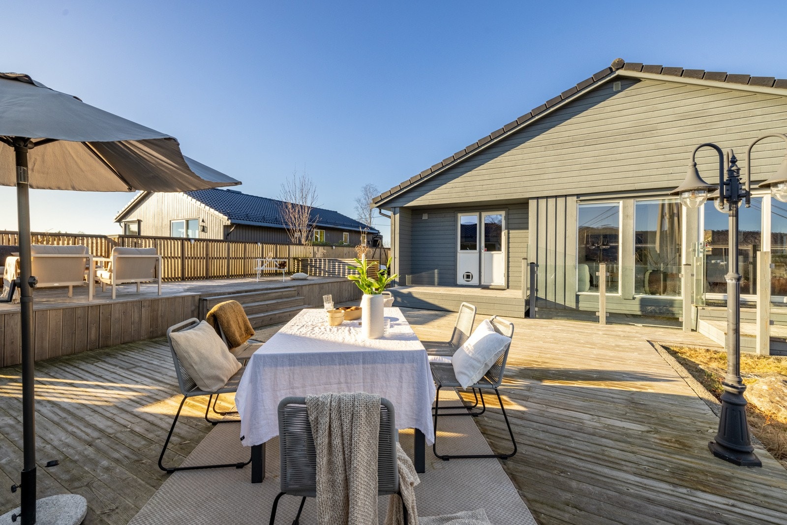 Før vi går videre i boligen, må vi nesten ta en liten titt ute på den herlige terrassen. Galleribilde