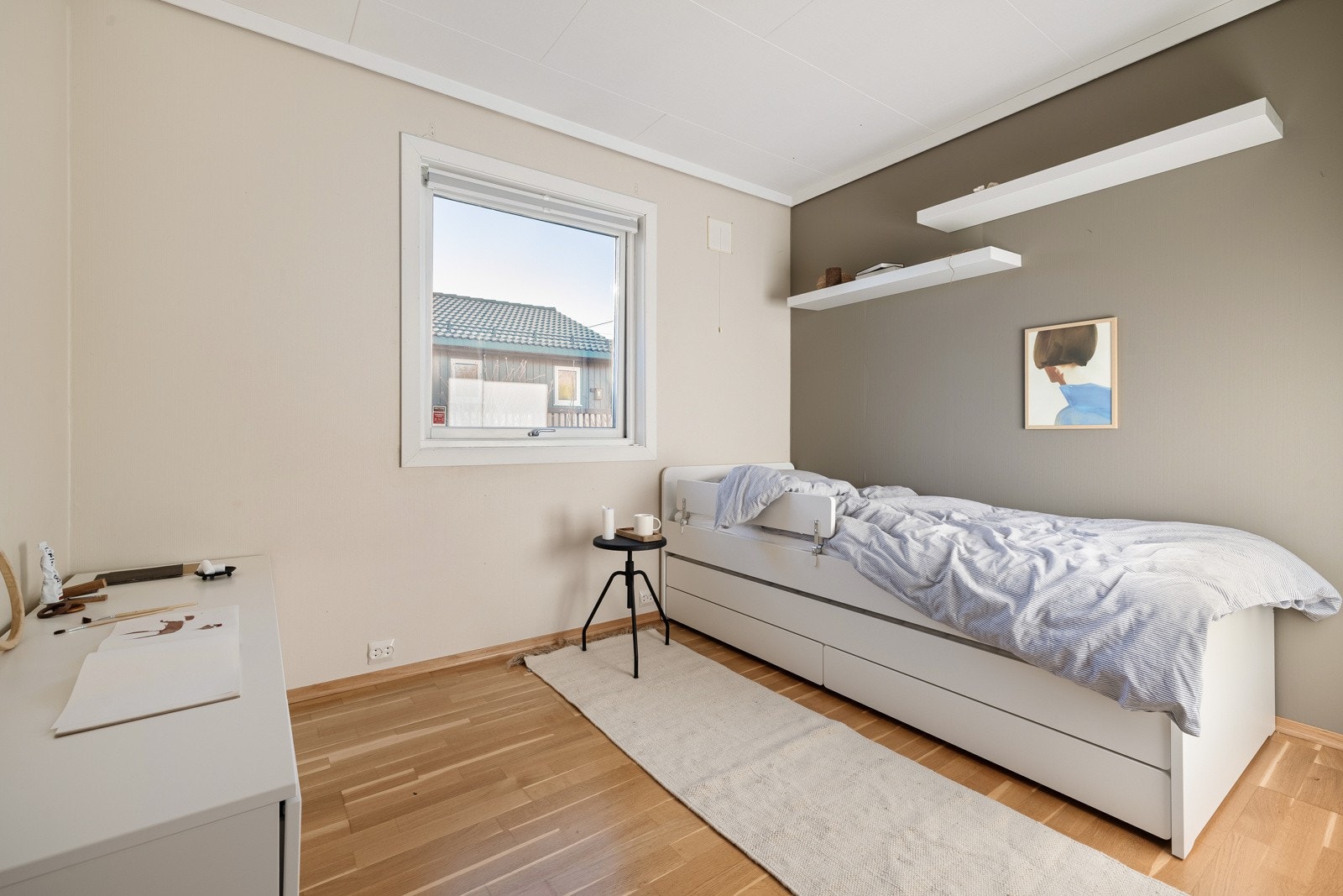 Soverommet er målt til ca. 10 kvm og har plass til seng, garderobe og annet ønsket møblement. Galleribilde