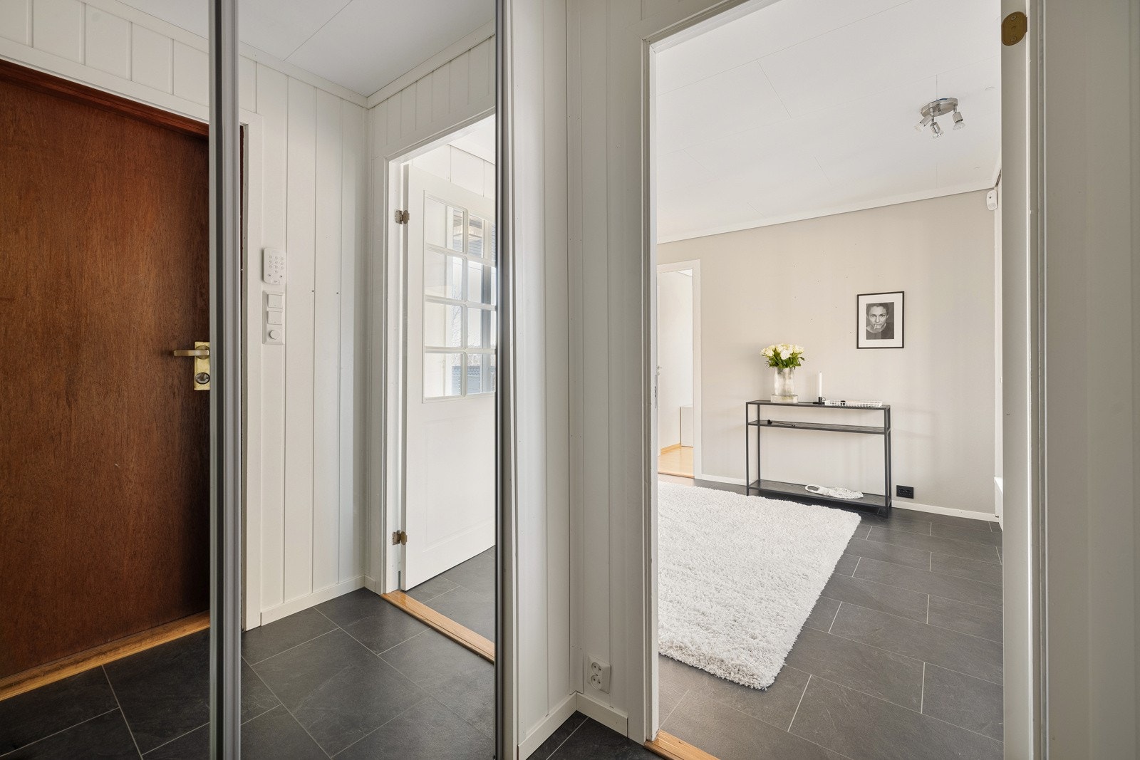 I entrèen er det god plass til å henge av seg yttertøy i skyvedørsgarderobe med glassdører. Galleribilde