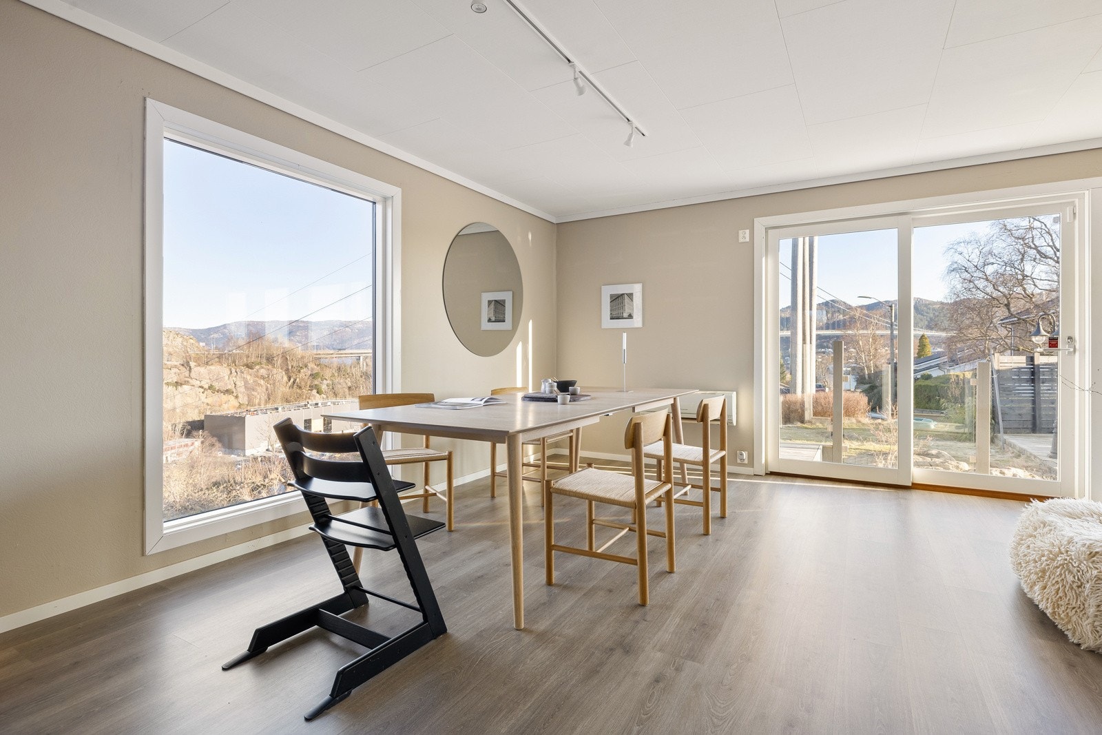 Her har du god plass til å innrede med spisegruppe og sofagruppe etter ønske. Boligen har to varmepumper, en av dem i stuen. Galleribilde