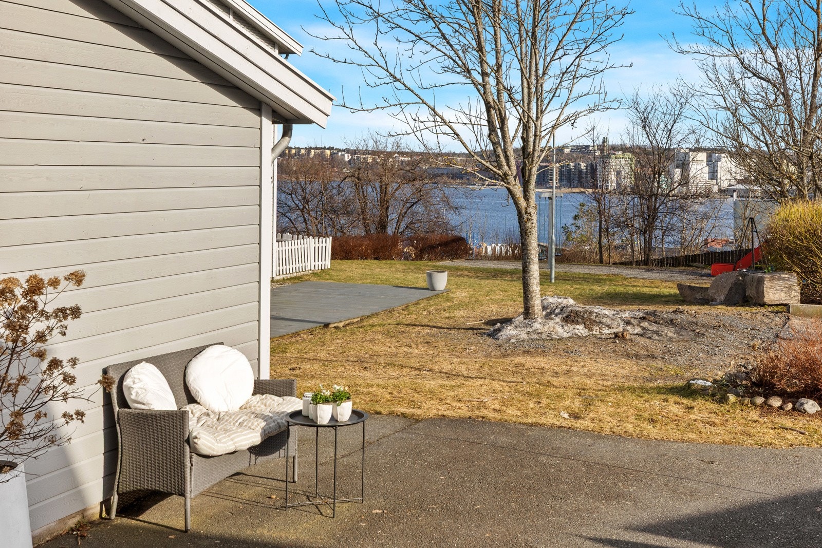 Fellesområdet er pent opparbeidet med lekeplass til stor glede for de yngste og en felles terrasseplatting med sjøutsikt og gode solforhold. Galleribilde
