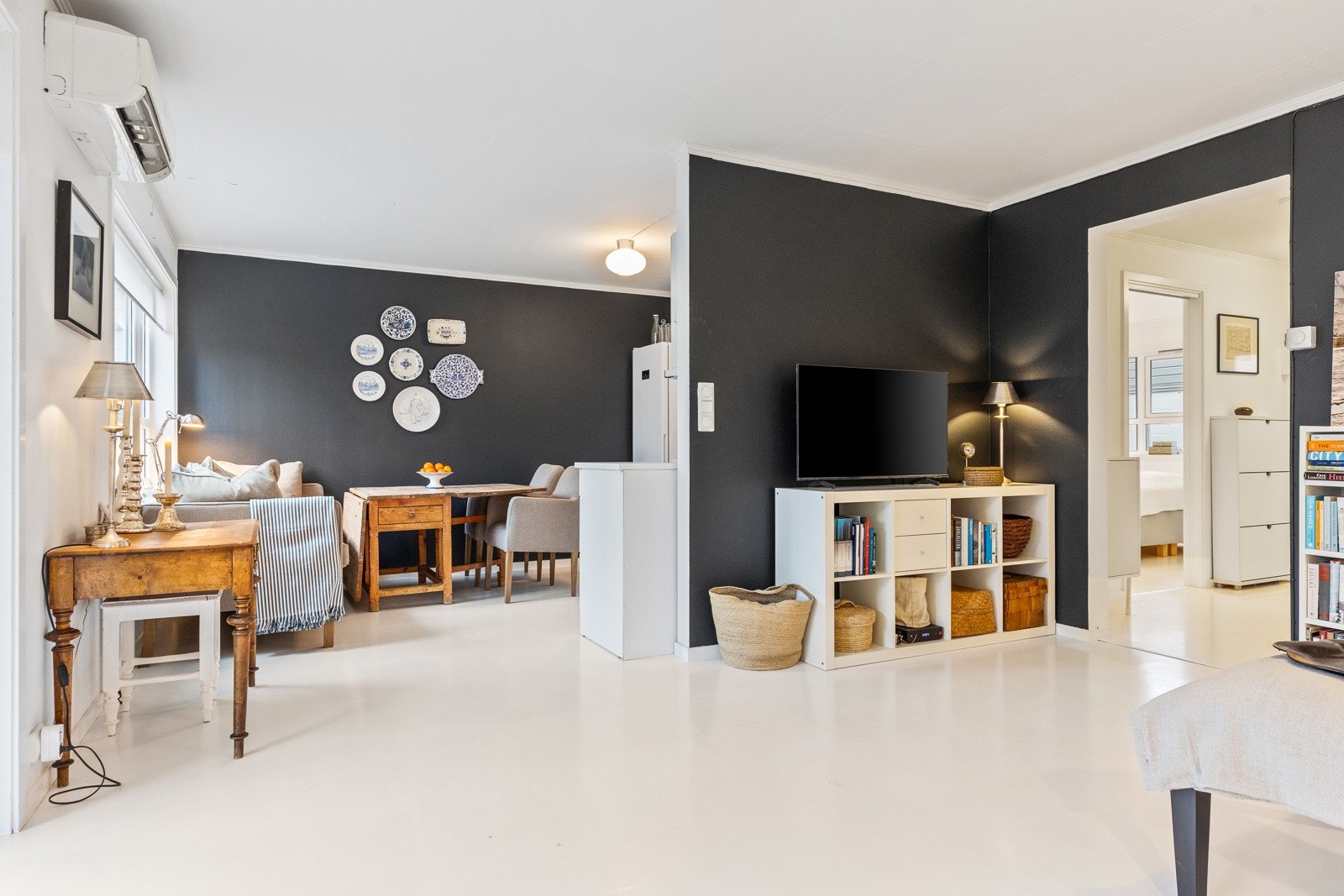 Kjøkkenet ligger praktisk til delvis adskilt mot stuen. Galleribilde