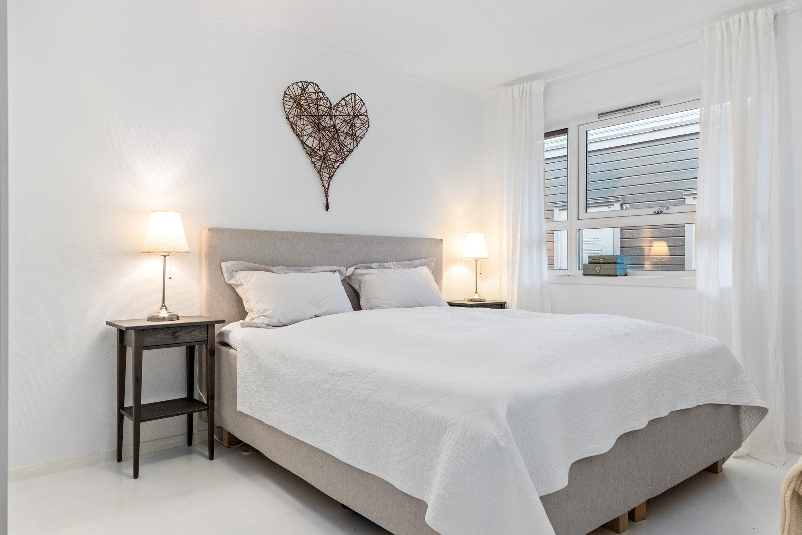 Hovedsoverommet er et lyst og behagelig rom av god størrelse. Dette rommet er nymalt. Galleribilde