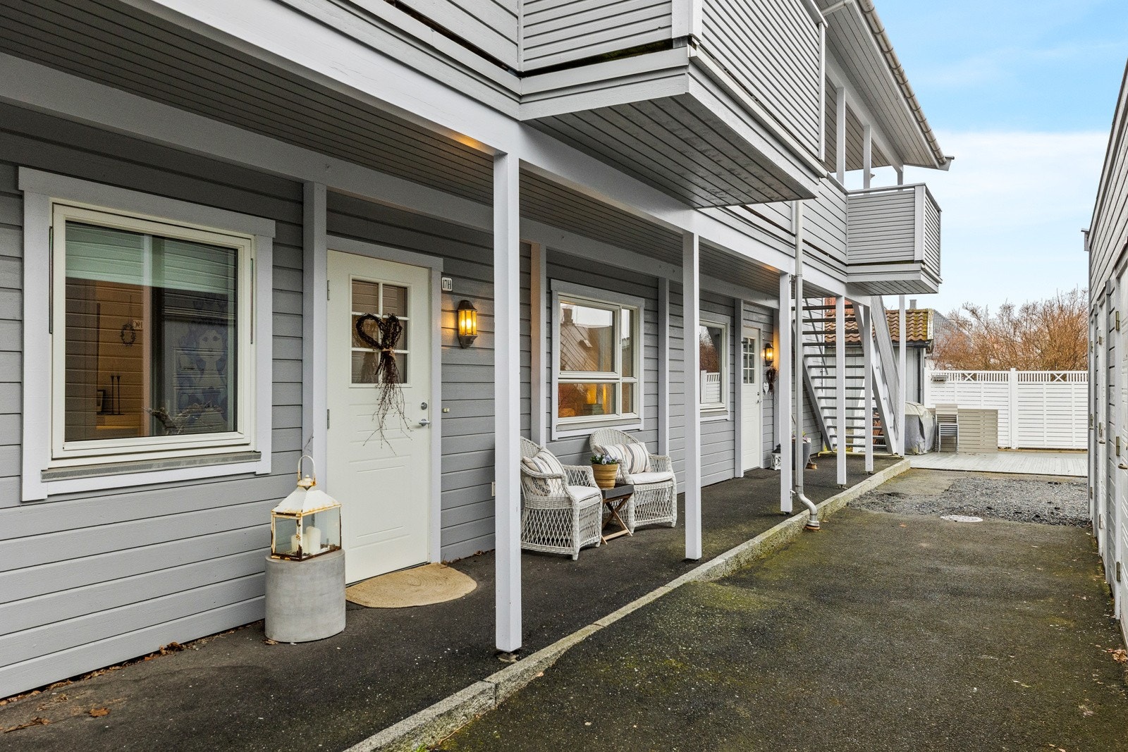 Ved inngangspartiet har man plass til cafésett. Galleribilde