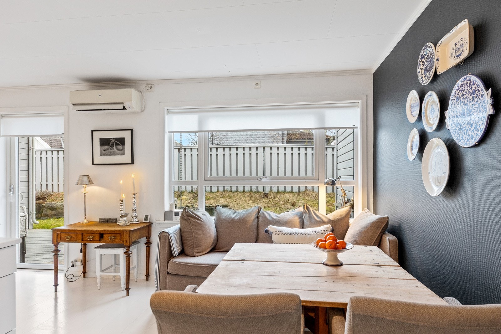 Store vindusflater som boligen svært gode lysforhold. Galleribilde