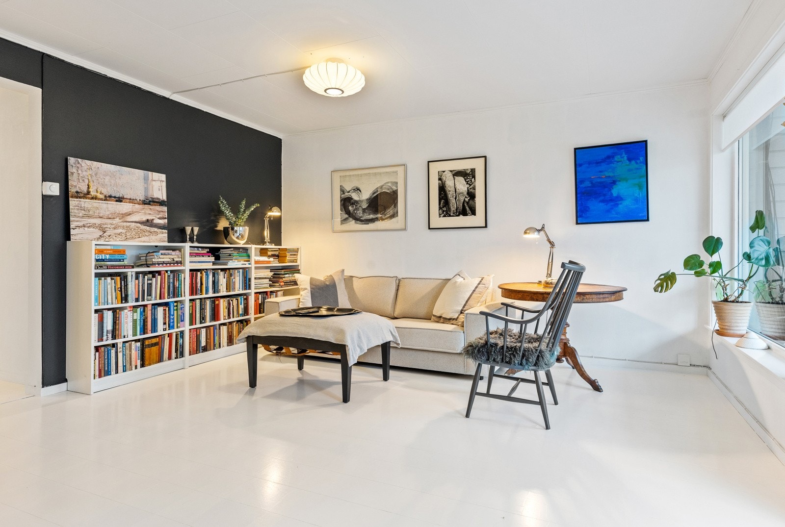 Hyggelig sofakrok og utgang til uteplassen. Galleribilde