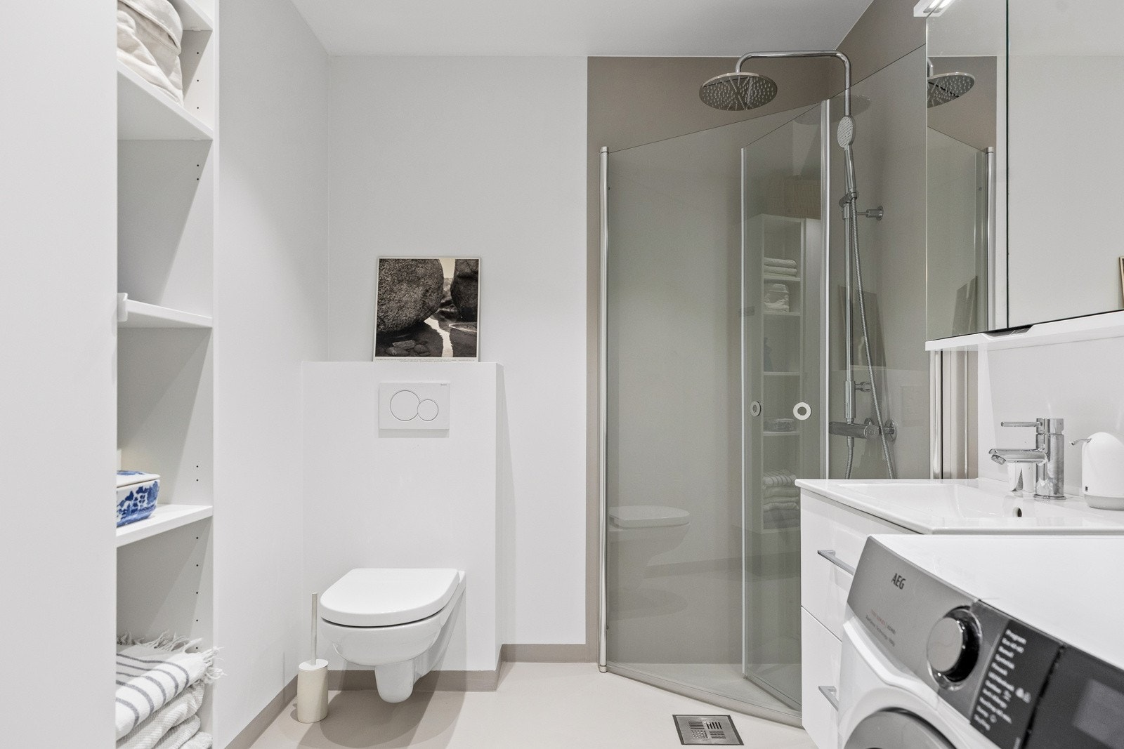 Pent oppusset baderom fra 2024 med mikrosement på gulv og dusjhjørne med regnfallsdusj. Galleribilde