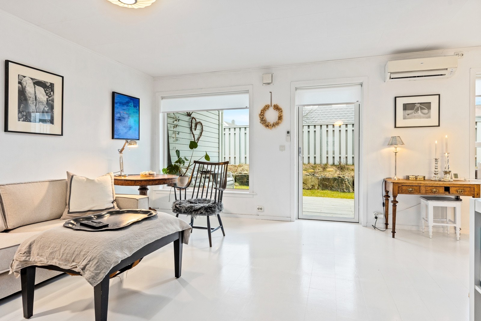 Leiligheten er lys og gjennomgående med enkel adkomst på bakkeplan. Galleribilde