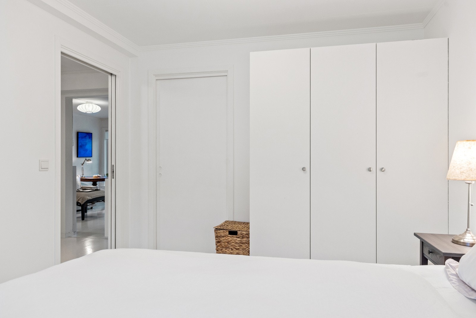 Soverommet har god lagringsplass i garderobeskap og i tillegg inngang til bod for ekstra lagring. Galleribilde