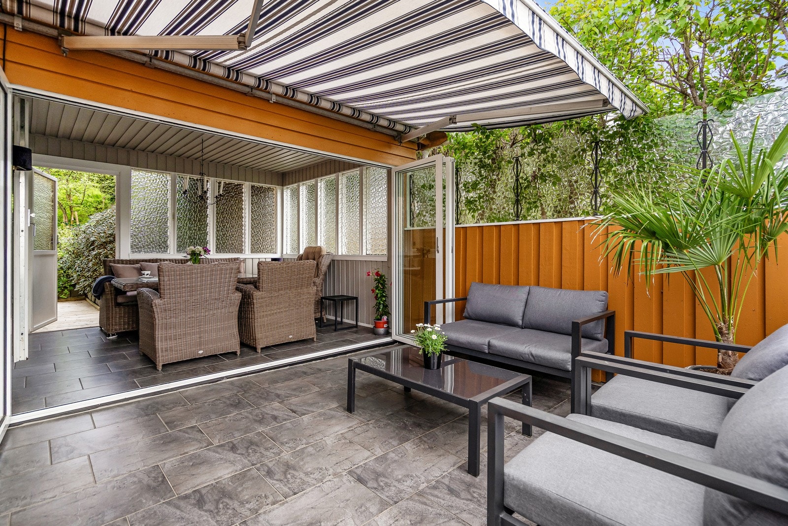 Innglasset hagestue og terrasse mot sydvest Galleribilde