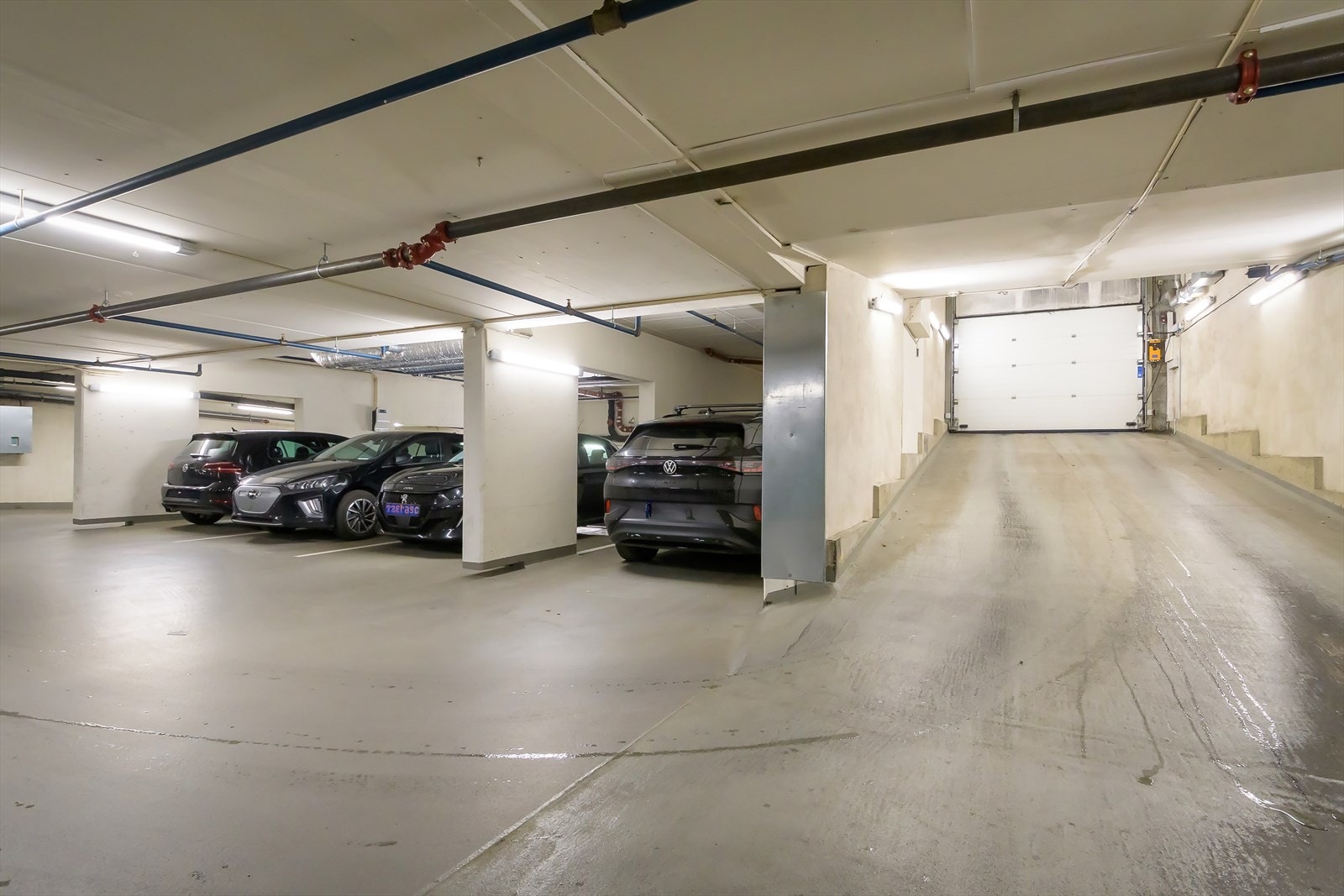 Det medfølger en garasjeplass med leiligheten, plassen vises til høyre i bildet Galleribilde