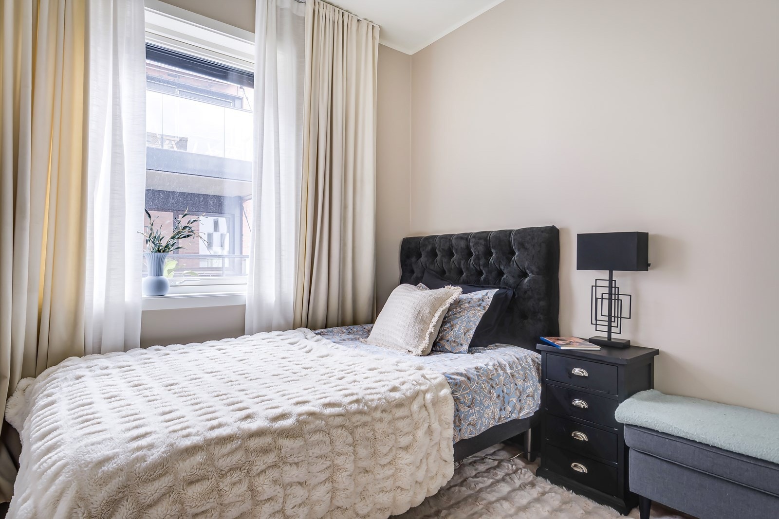 Det andre soverommet passer utmerket som gjesterom eller barnerom. Her har du også garderobeskap med skyvedører. Galleribilde