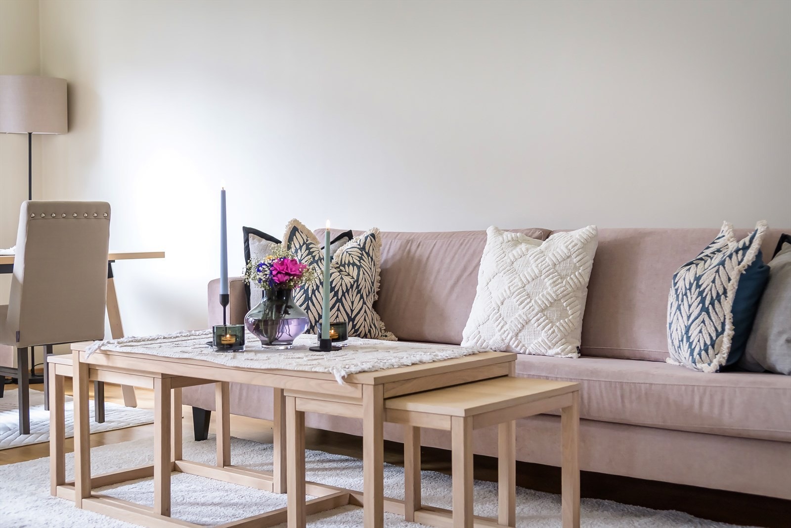 Det er god plass til sofa, multimedia, spisebord og øvrig møblement Galleribilde