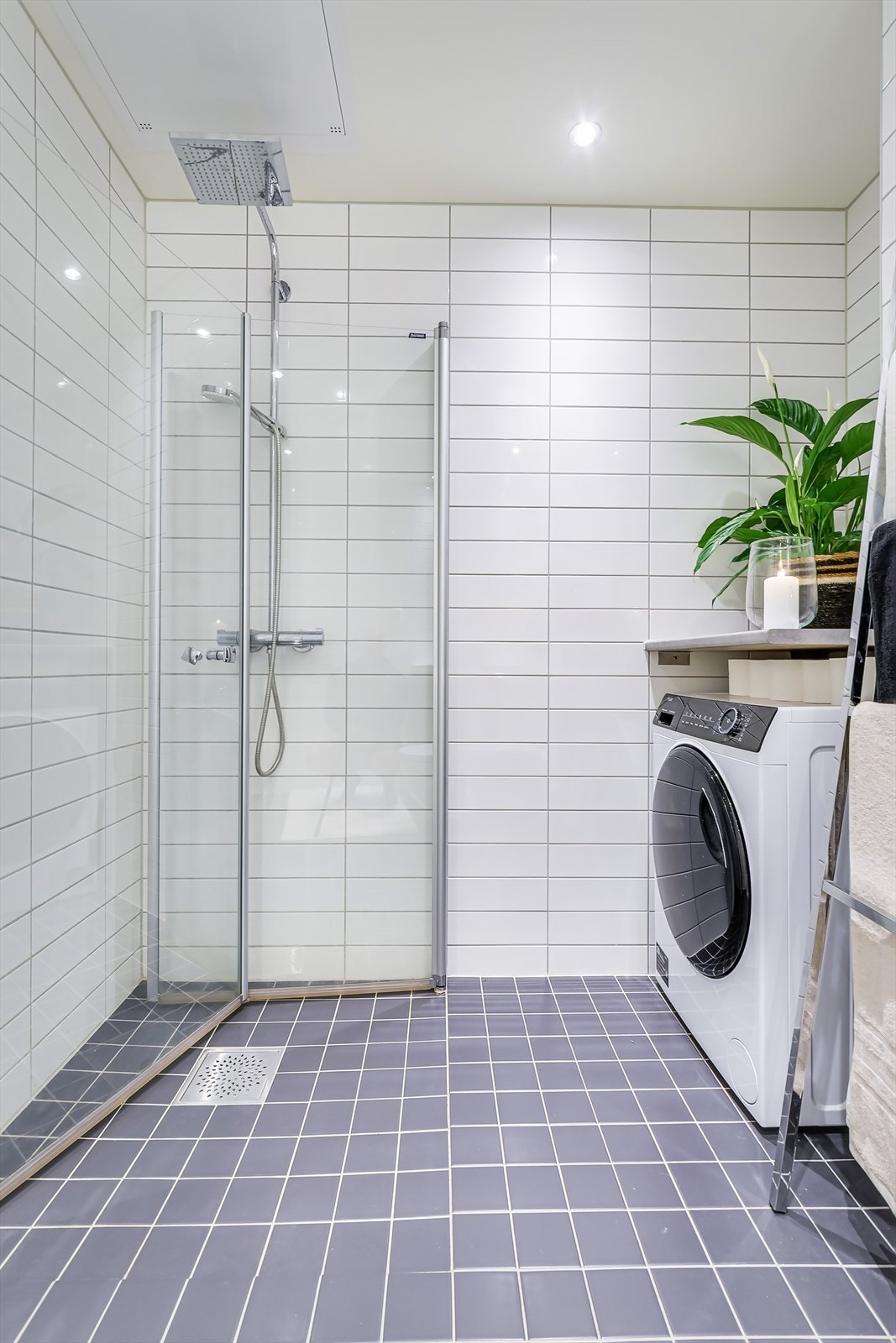 Her har du opplegg for vaskemaskin og tørketrommel, eller stellebord om du har behov for det. Galleribilde