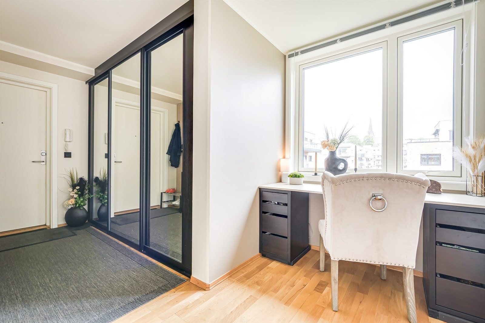 Stor og innbydende entré med plass til hjemmekontor Galleribilde