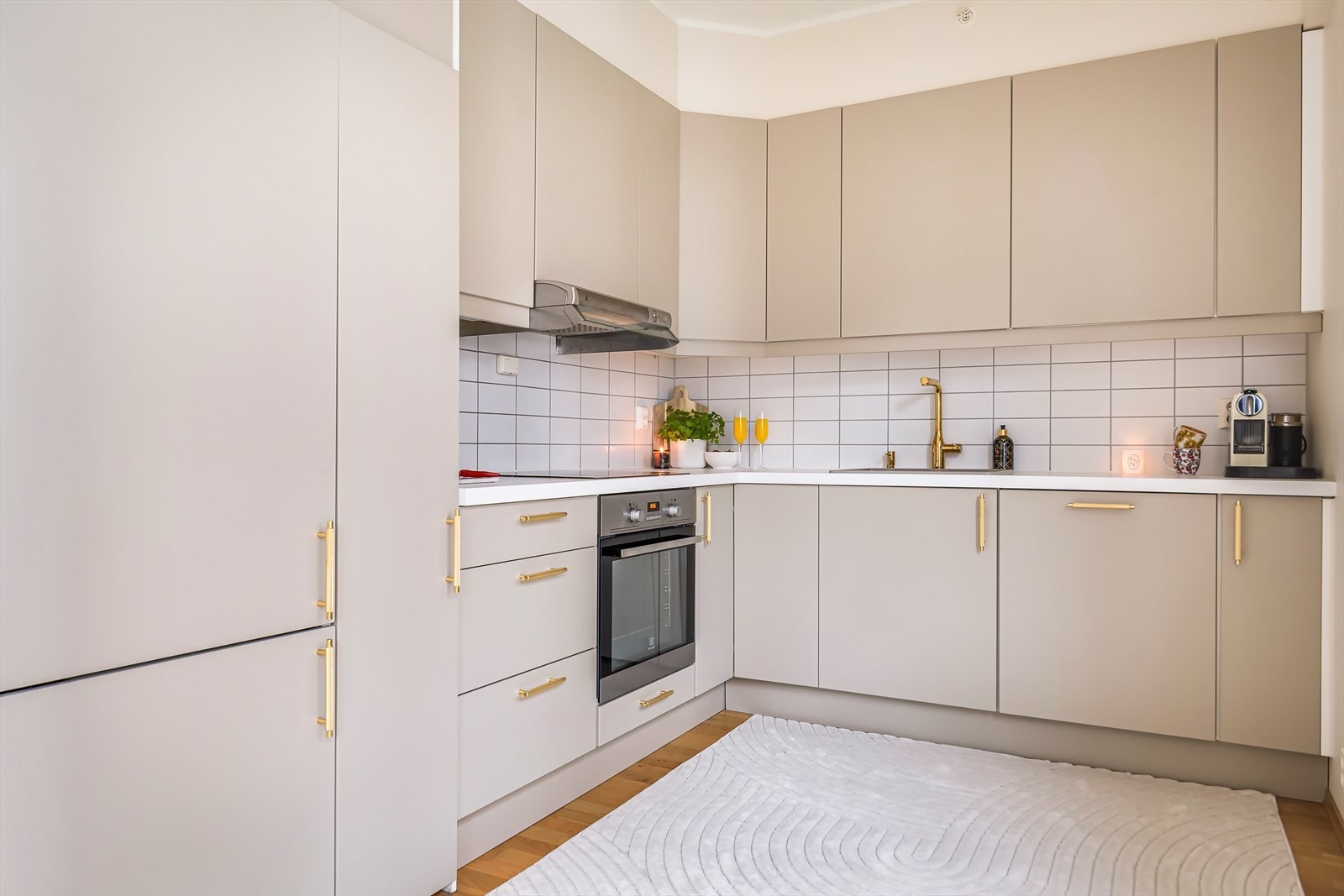 Lekre fronter fra Herjedal kjøkken, samt flotte håndtak og ny benkeplate fra 2023 Galleribilde