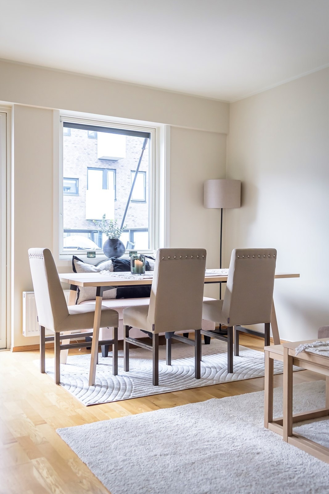 Gulvet er dekket med parkett og vinduer er fra 2013 Galleribilde