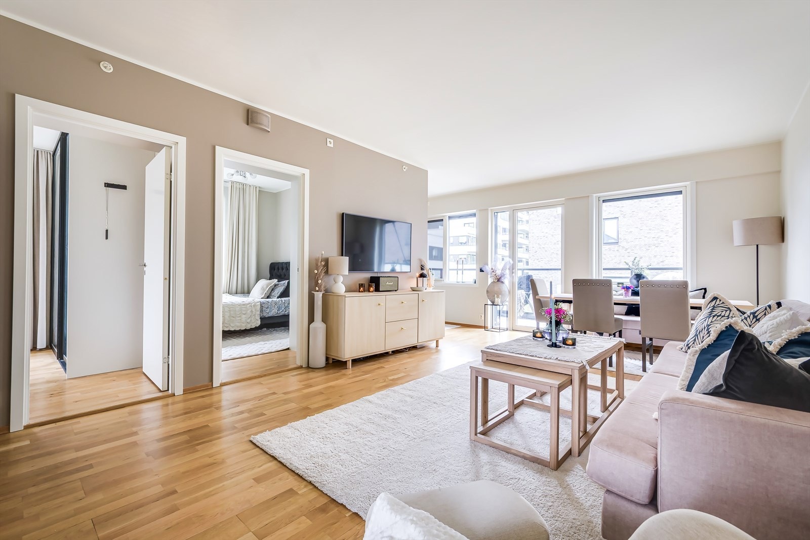 Stuen og kjøkkenet har en delvis, åpen planløsning som gir en luftig romfølelse Galleribilde