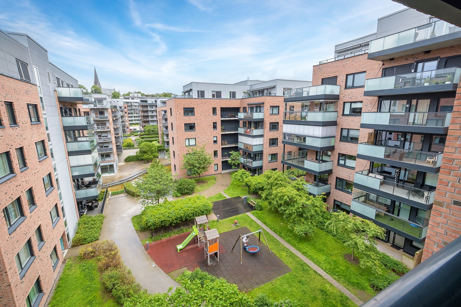 Opparbeidet bakgård med grøntarealer og lekeplass Galleribilde