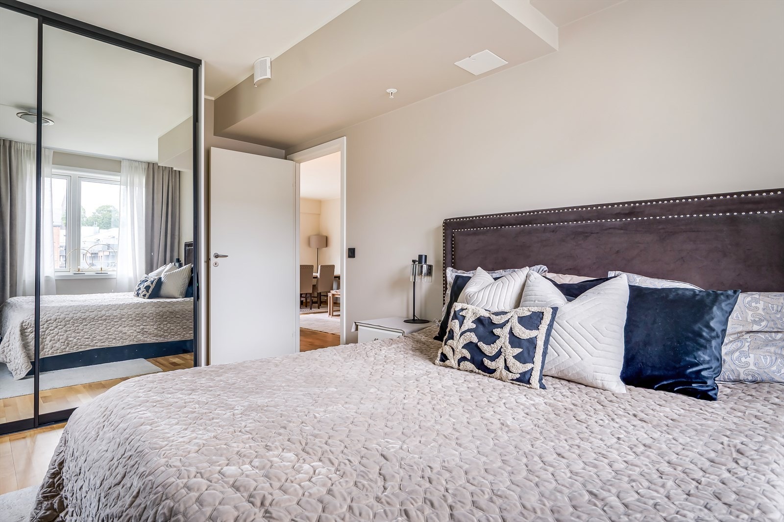 Felleskostnader på kr 5 202,- inkl. blant annet A-konto varmtvann, fyring, bredbånd og garasje Galleribilde