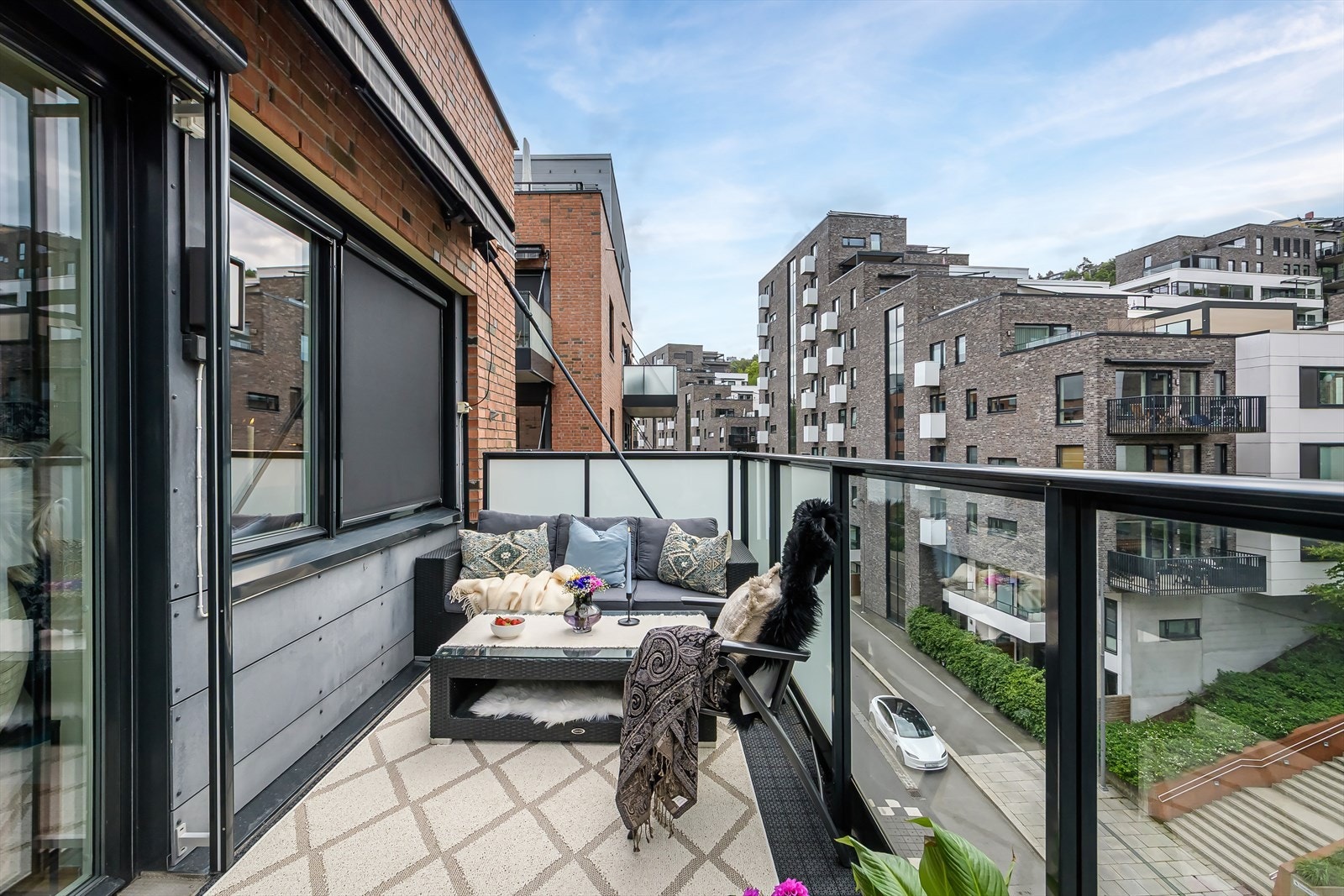 Fra stuen er det utgang til en solrik, sørvendt balkong med sol fra formiddagen til ca kl 21 på sommerstid! Galleribilde