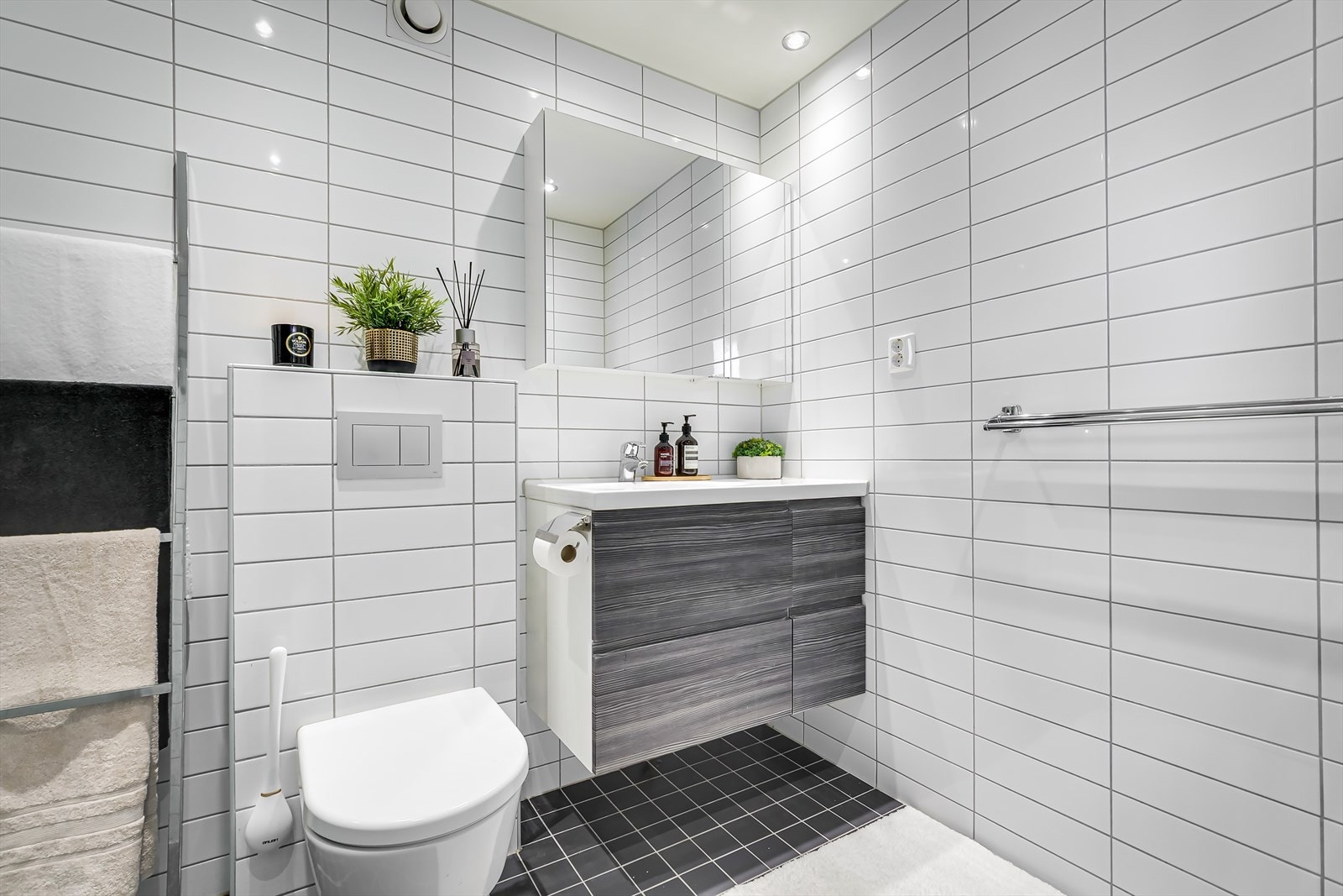 Pent flislagt bad fra 2014 med varmekabler i gulvet og downlights i taket. Galleribilde