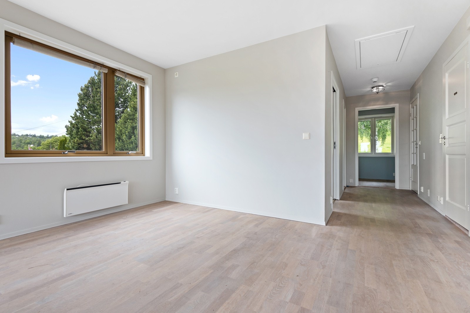 Det er nyere 1-stavs eikeparkett på gulv Galleribilde