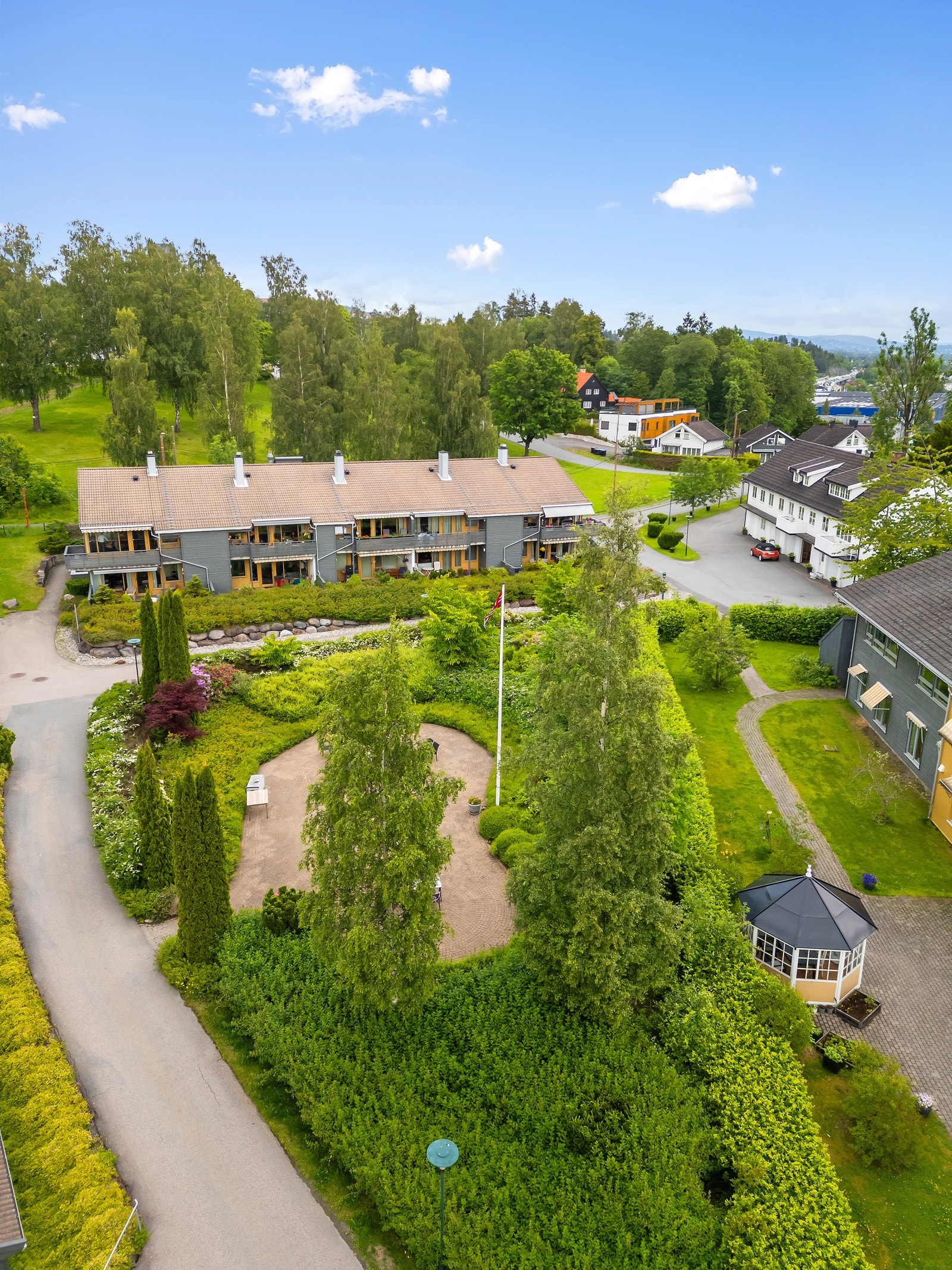 Flotte fellesområder med sisseplasser, beplantning og fontene Galleribilde