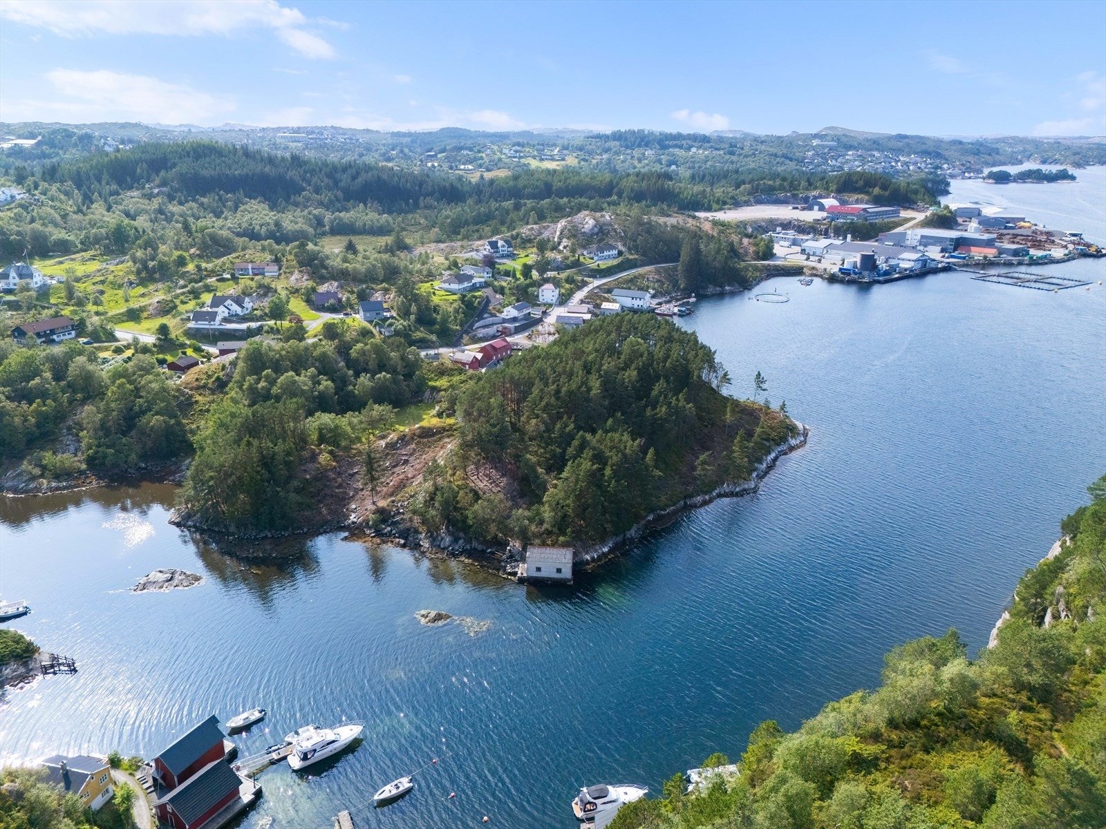 Stor eiendom med sjølinje, enebolig, naust og uthus. Galleribilde