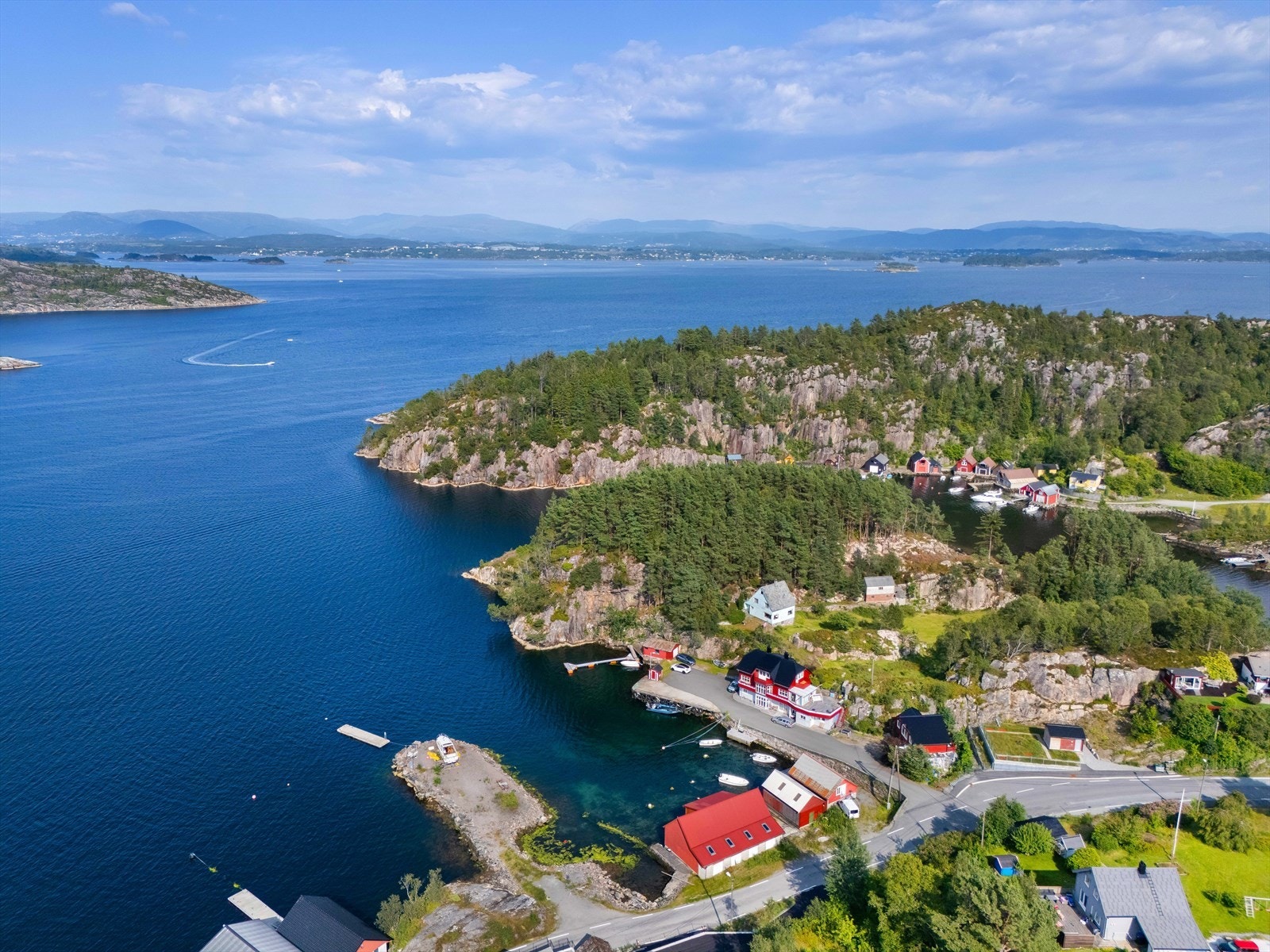 Nede på kaien er det også en garasje/sjøbu, samt lagt ut flytebrygge. Dette er det bruksrett på for selger. Les mer i salgsoppgaven. Galleribilde