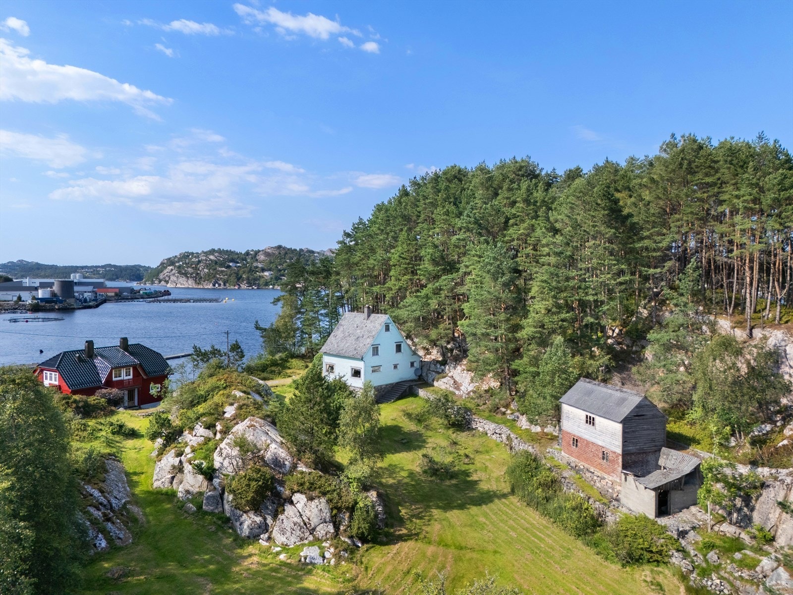 Uthuset på eiendommen har i "gamle dager" vært benyttet til husdyrhold. Galleribilde