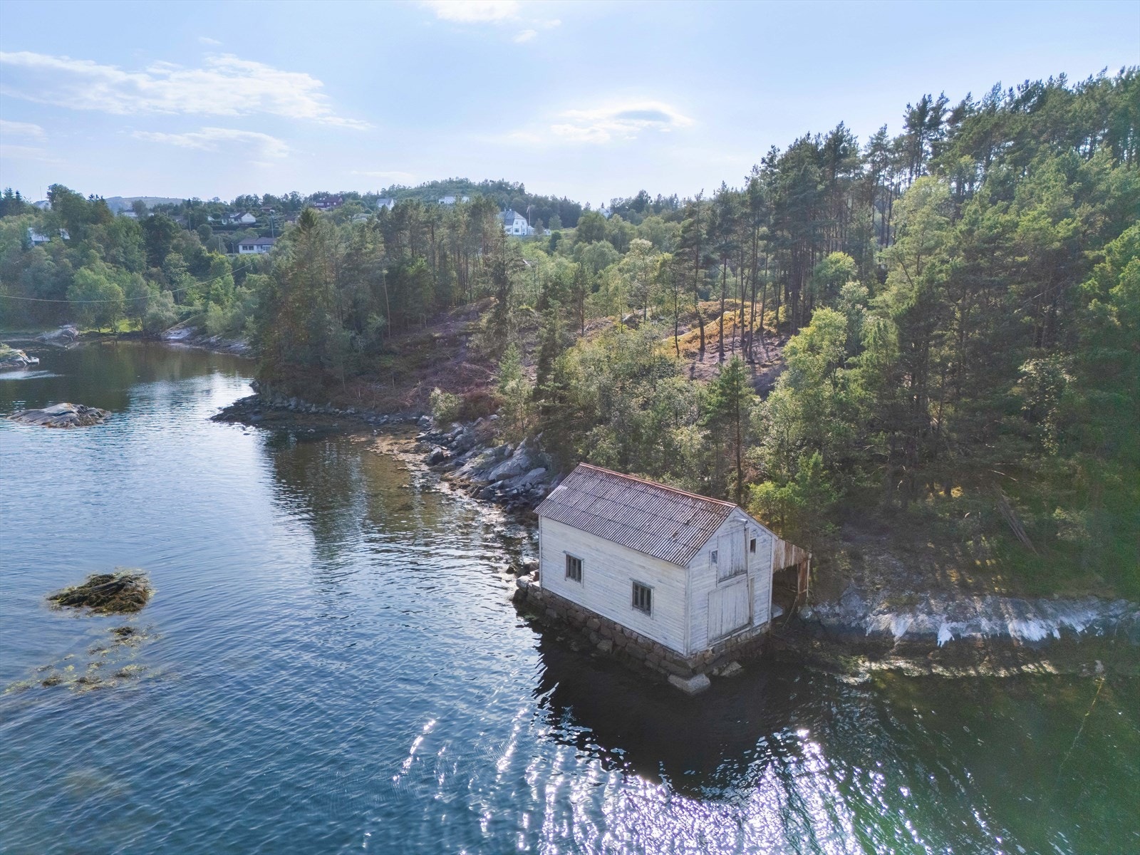I kort gangavstand fra huset, på tomten, har du også et naust på 100 m²,fordelt på to etasjer Galleribilde