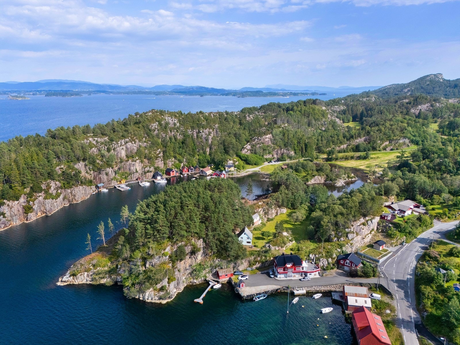 Fra eiendommen er det kort vei til både skole, barnehager og Sund Senter med flere butikker. På Sund er også treningssenter, helsestasjon m.m Galleribilde