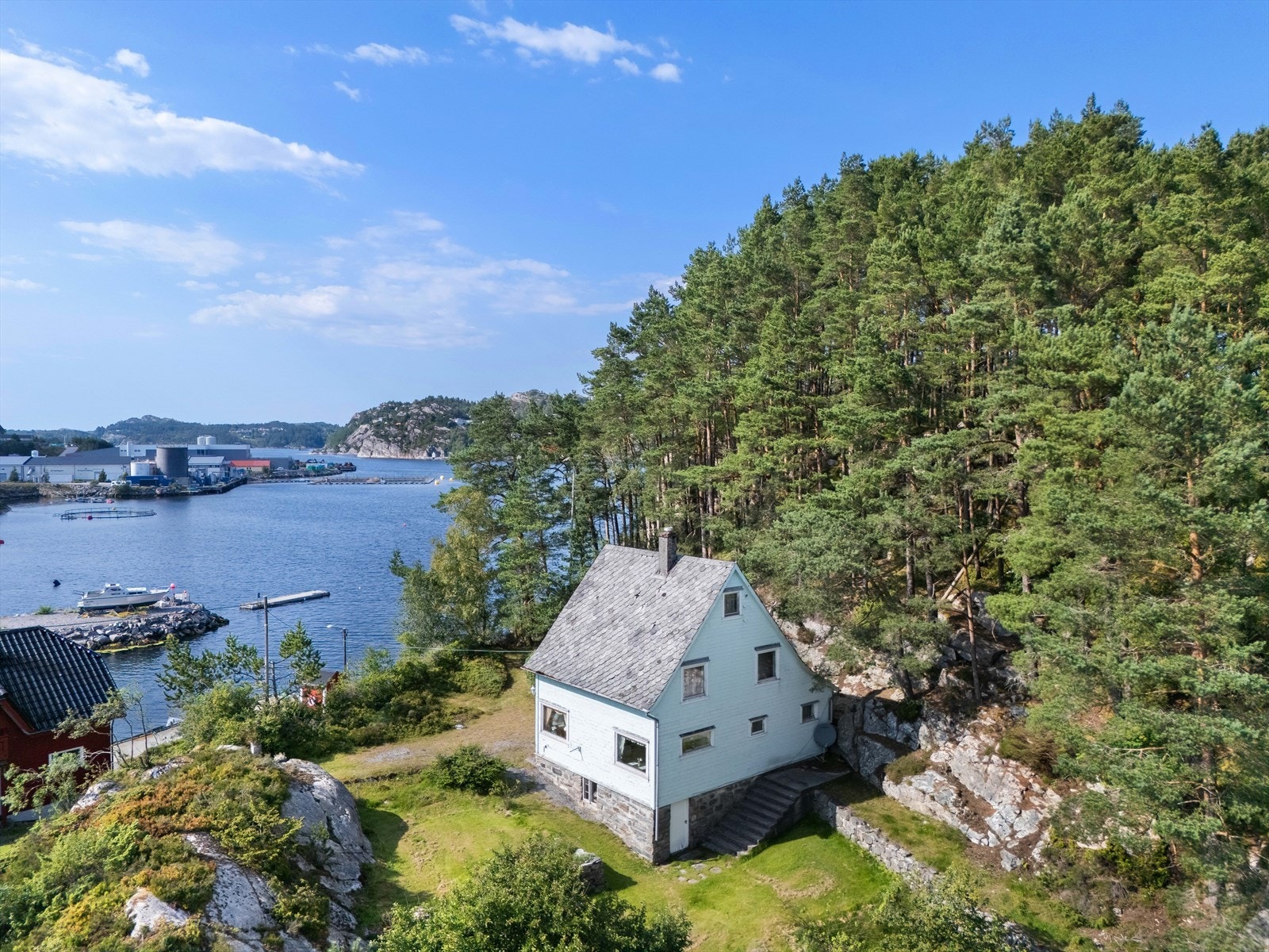 Enebolig fra ca. 1938 med renoveringsbehov. Idyllisk og skjermet eiendom. Galleribilde