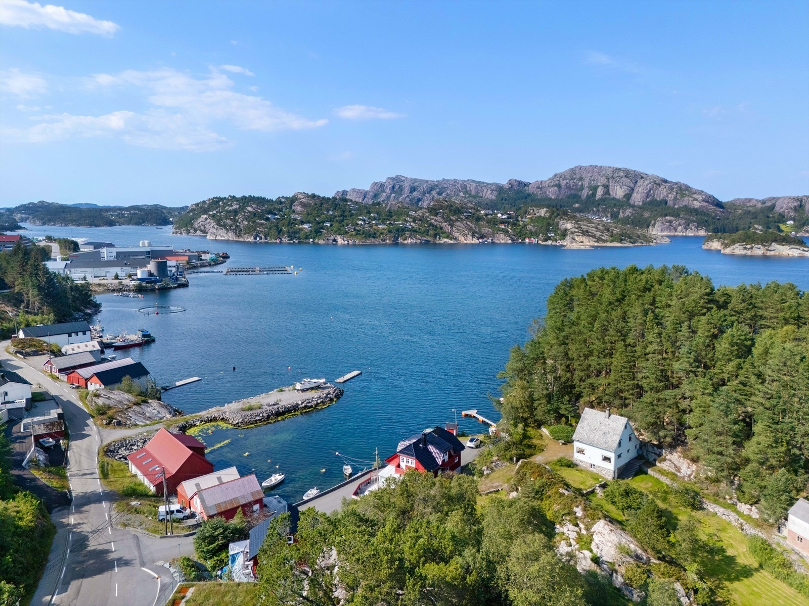 Idyllsik plassering med Haganes rett i front Galleribilde