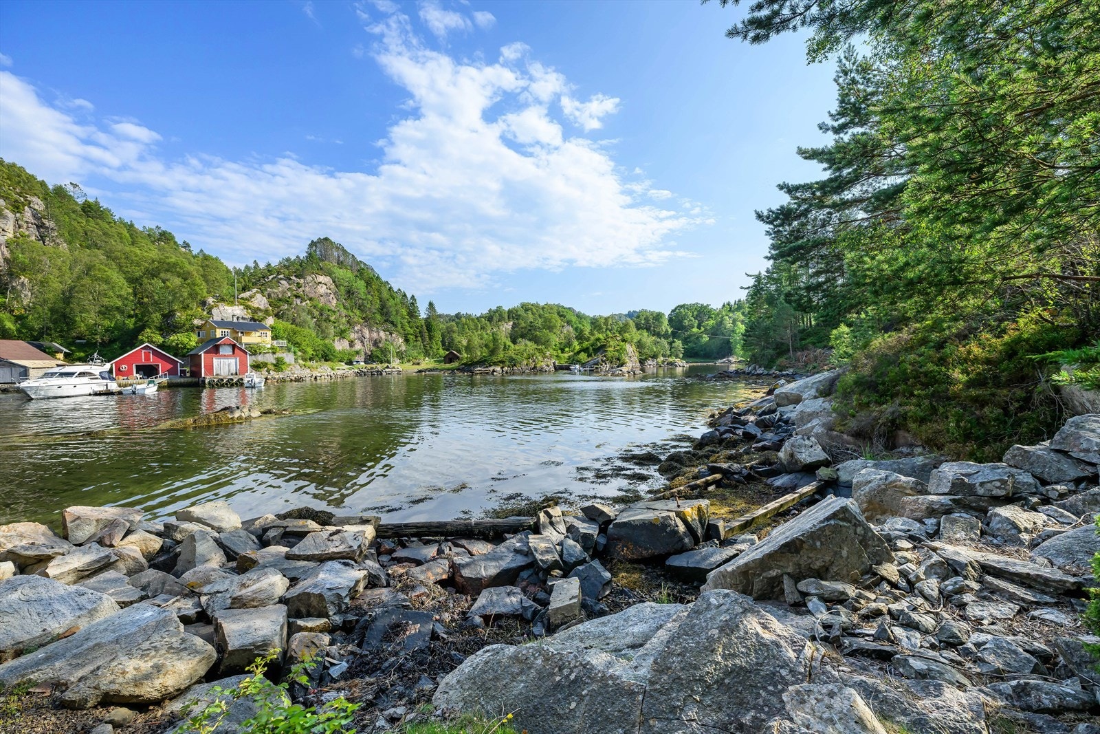 Fint sted å la barna leke i fjæra og bade. Galleribilde