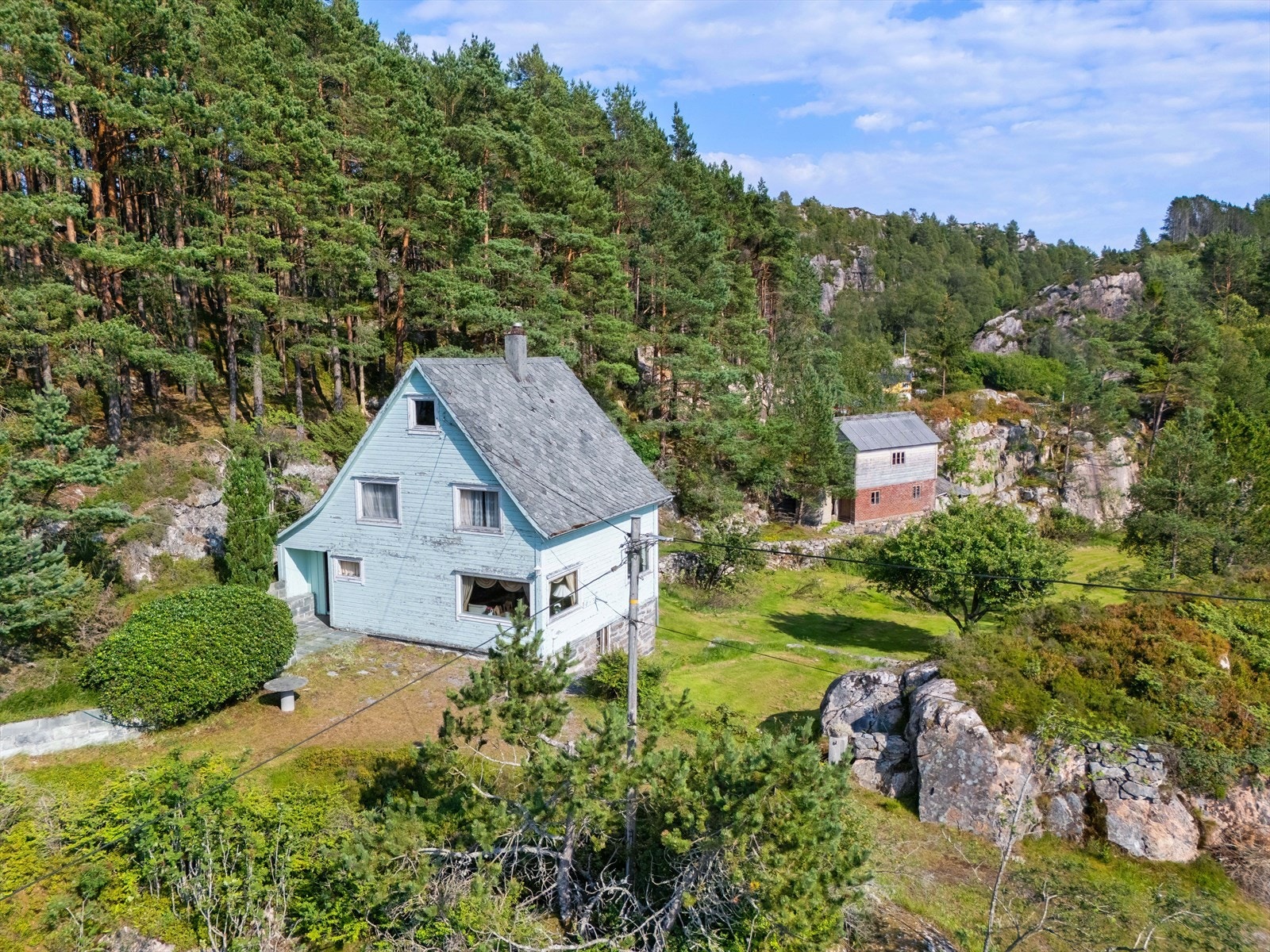 Eiendommen består av både mark, skog og sjøtilgang. Galleribilde