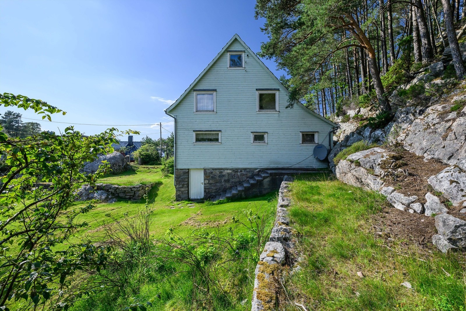 Eneboligen går over to plan, pluss uinnredet loft og uinnredet kjeller. Galleribilde