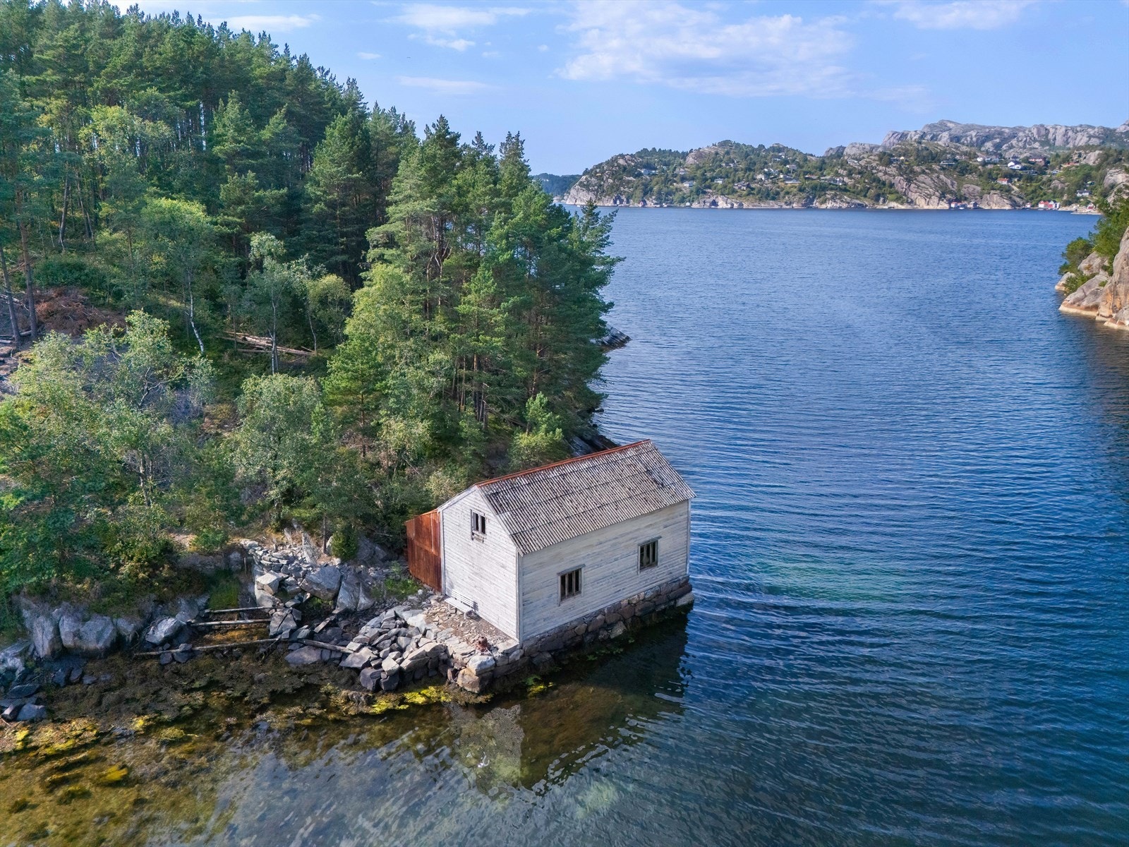 Fra naustet er det kort vei til flotte bade,- og fiskemuligheter Galleribilde