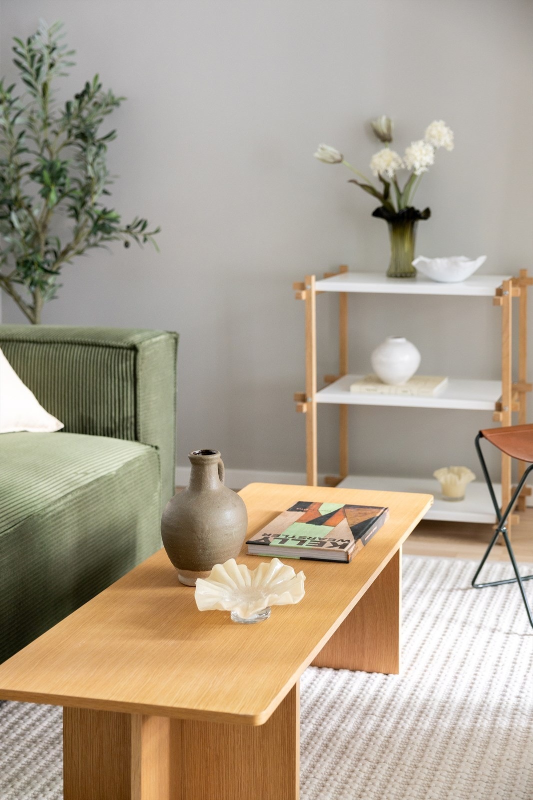 I 2025 ble vegger i stue og kjøkken malt i en dus og pen fargetone Galleribilde