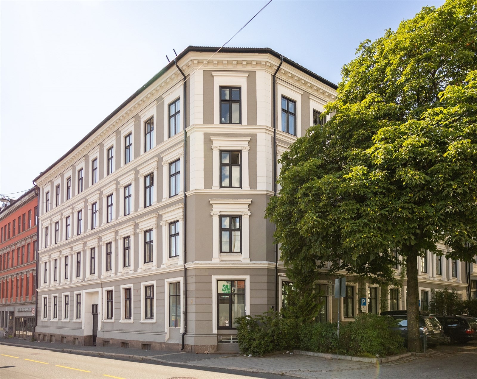 Leiligheten er gjennomgående og vender ut mot bakgården og ut mot tunet med trær Galleribilde