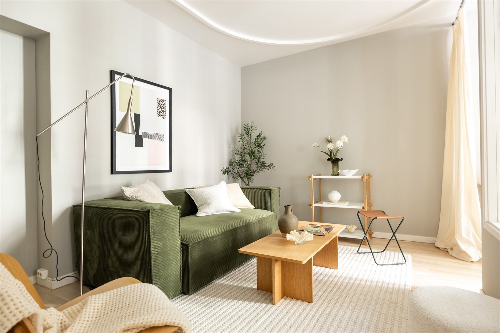 Lys og pen stue i 1. etasje med god plass til sofaløsning med tilhørende møblement Galleribilde