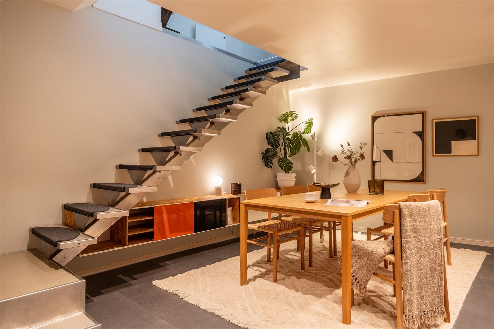 I kjelleren finner du et stort kjøkkenrom med plass til spisebord. Det ble lagt nye fliser i 2025. Galleribilde