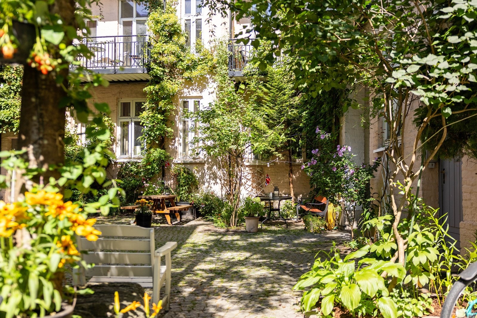 Idyllisk bakgård Galleribilde