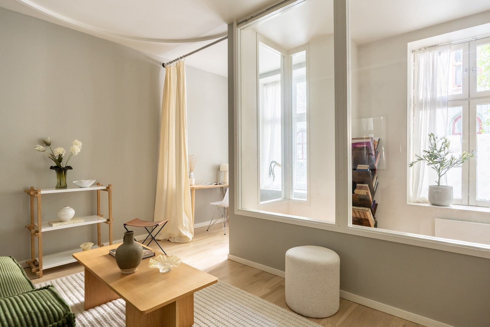 Leiligheten har store vindusflater som slipper inn godt med lys. Dette rommet kan også brukes til soverom Galleribilde
