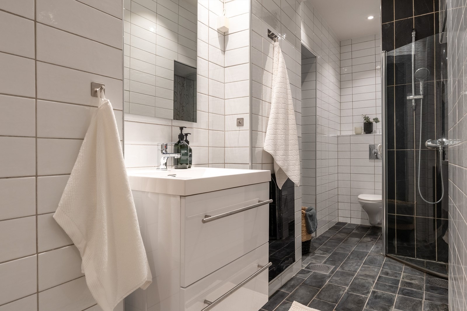 Flislagt baderom med varme i gulv som ble etablert i forbindelse med etablering av leiligheten i 2004 Galleribilde